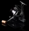 A black fishing reel with a wooden handle is shown against a black background with a reflection. Produktbild-Vorschau