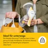 A person is holding a breast pump and a bag. Podgląd zdjęcia produktu