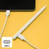 A white stylus pen and a white USB-C cable are connected to a tablet, with a USB-C icon overlay in the bottom left corner. Voir les images du produit