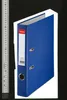 A blue Esselte binder is shown against a white background with a black background behind it. A ruler is placed to the left of the binder. Voir les images du produit