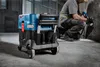 A construction worker is using a grinder next to a Bosch wet/dry vacuum cleaner. Anteprima dell’immagine prodotto
