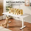A white standing desk with large gold letters spelling '70KG' on top, and a cat reaching up towards the desk. Anteprima dell’immagine prodotto