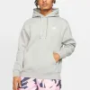 A man wearing a grey Nike hoodie and patterned shorts. Anteprima dell’immagine prodotto