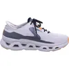 A side view of a single white and gray sneaker with black laces and orange accents. Voir les images du produit