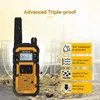 A walkie-talkie with feature callouts against a blurred industrial background. Anteprima dell’immagine prodotto