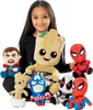 A young girl is surrounded by several Marvel character plush toys. Produktbild-Vorschau