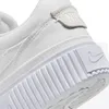 A close-up view of the heel and sole of a white Nike Court Legacy Lift sneaker. Náhled obrázku produktu