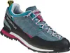 Damen-Zustiegsschuh "Boulder X Woman" von La Sportiva in Grau mit pinken und blauen Akzenten; geeignet für Outdoor-Aktivitäten. Voir les images du produit