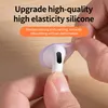 A hand is holding a white earbud with a purple silicone cover being applied. Voir les images du produit