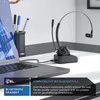 A wireless headset and its charging base are shown on a desk next to a laptop. Produktbild-Vorschau