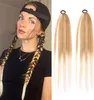 Frau mit schwarzer Mütze und Hemd, mit langen blonden und braunen geflochtenen Haarverlängerungen, neben zwei glatten blonden Haarverlängerungen mit schwarzen elastischen Bändern Náhľad obrázku produktu