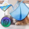 Water being poured into a blue absorbent pad, with a shield icon in the foreground. Anteprima dell’immagine prodotto