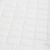A close-up, overhead view of a white quilted blanket or comforter. Produktbild-Vorschau