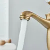 Close-up of a running faucet with water flowing. Anteprima dell’immagine prodotto