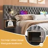 A close-up view of a bed with a tufted headboard, featuring integrated storage and charging capabilities. The image highlights the product's features with text overlays and dimensions. Náhled obrázku produktu