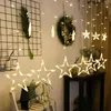 A room decorated with string lights in the shape of stars, a wreath, and a plant. Podgląd zdjęcia produktu