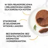 A plate of cat food with rosemary sprigs, accompanied by marketing text. Podgląd zdjęcia produktu