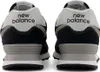 The rear view of a pair of black New Balance sneakers. Voir les images du produit