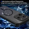A close-up of a phone case with water droplets and a blue, watery background. Anteprima dell’immagine prodotto