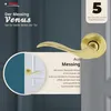 A marketing image showcasing a brass door handle set, with text highlighting its features and warranty. Produktbild-Vorschau