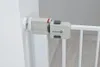 Close-up of a white metal baby gate latch mechanism attached to a white wall. Produktbild-Vorschau