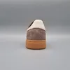 The back view of a single Adidas Handball Spezial sneaker is shown against a plain gray background. Voir les images du produit