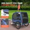 A blue dog trailer with a red flag attached, parked on a path with a grassy area in the background. Voir les images du produit