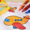 Drei bunte flauschige Malstifte in Orange, Rot und Blau neben einer Zeichnung eines Flugzeugs, das mit flauschiger Farbe ausgemalt wurde Voir les images du produit