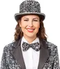 Eine Frau trägt einen silbernen Pailletten-Zylinder und eine passende glitzernde Jacke mit silberner Paillettenfliege. Der Hut wird als festliches Kostümzubehör für Partys und Karneval präsentiert. Produktbild-Vorschau