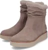 A pair of brown women's boots with a fluffy lining and a thick sole. Produktbild-Vorschau