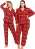 Two women are posing in red plaid pajamas. Produktbild-Vorschau