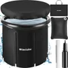 A black inflatable ice bath tub filled with water, with a black cover on top. Accessories like a carrying bag, a water cushion, a white tube, and a black pump are arranged to the right of the tub. Water splashes are visible around the tub. Náhled obrázku produktu