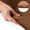 A hand pressing down on a thick brown carpet, with a close-up inset showing the carpet's thickness. Anteprima dell’immagine prodotto