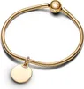 A gold Pandora bracelet with a round engravable tag charm and a clasp with the Pandora logo. Anteprima dell’immagine prodotto