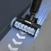 A close-up shot of a vacuum cleaner head cleaning a floor. Voir les images du produit