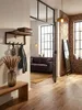 Wandgarderobe aus Akazie Massivholz im Industrie-Stil, montiert in einem hellen Flur. Auf der 70 cm breiten Ablage liegt ein Helm, eine Jacke hängt am Haken._#sku_SAFWL6.354# Produktbild-Vorschau