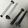 Four table legs, two silver and two black, are arranged diagonally against a light gray background. Voir les images du produit