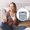 Schwarze Webcam-Abdeckung auf einem Smartphone-Bildschirm in einem kreisförmigen Einsatz, mit lächelnder Frau, die Telefon und Tasse hält, im Hintergrund Produktbild-Vorschau