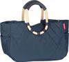 A studio shot of a blue quilted shopper bag with gold wooden handles. Anteprima dell’immagine prodotto