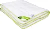 A folded white duvet with a green trim and a green label attached. Produktbild-Vorschau