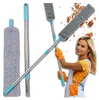 A woman is demonstrating a cleaning brush with a telescopic handle, with dust particles flying around. Anteprima dell’immagine prodotto