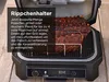 A close-up of a grill with ribs cooking on it, with a text overlay describing a rib rack accessory. Voir les images du produit