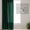 A dark green velvet curtain is shown hanging next to a window. A marketing overlay provides information about the curtain's room-darkening capabilities. Produktbild-Vorschau