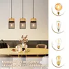 A dining table with three pendant lights hanging above it, and examples of compatible light bulbs on the right side. Anteprima dell’immagine prodotto