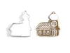 A metal cookie cutter and a decorated gingerbread cookie in the shape of a church are displayed side-by-side on a white background. Voir les images du produit