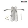 A set of door handles and associated hardware, including screws and a connecting rod, displayed on a white background. Anteprima dell’immagine prodotto
