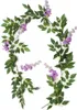 Künstliche Glyzinien-Girlande mit grünen Blättern und lila Blüten auf weißem Hintergrund Náhľad obrázku produktu