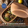 A Römertopf clay pot filled with a cooked meal, including chicken and vegetables, sits on a wooden surface. Produktbild-Vorschau