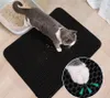 A cat is stepping out of a litter box onto a black honeycomb-patterned mat. Náhled obrázku produktu