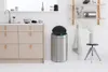 A modern kitchen scene with a Brabantia Mülleimer Touch Bin New, recycle bin, and kitchen cabinets. Voir les images du produit